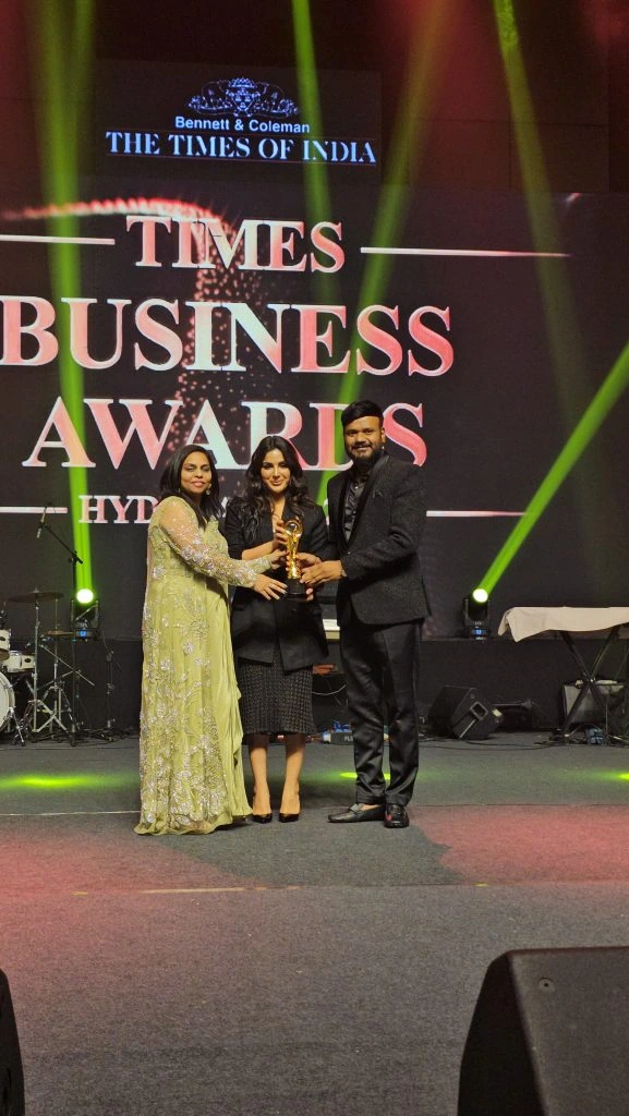 award by samyuktha menon to sikara clinics from times group