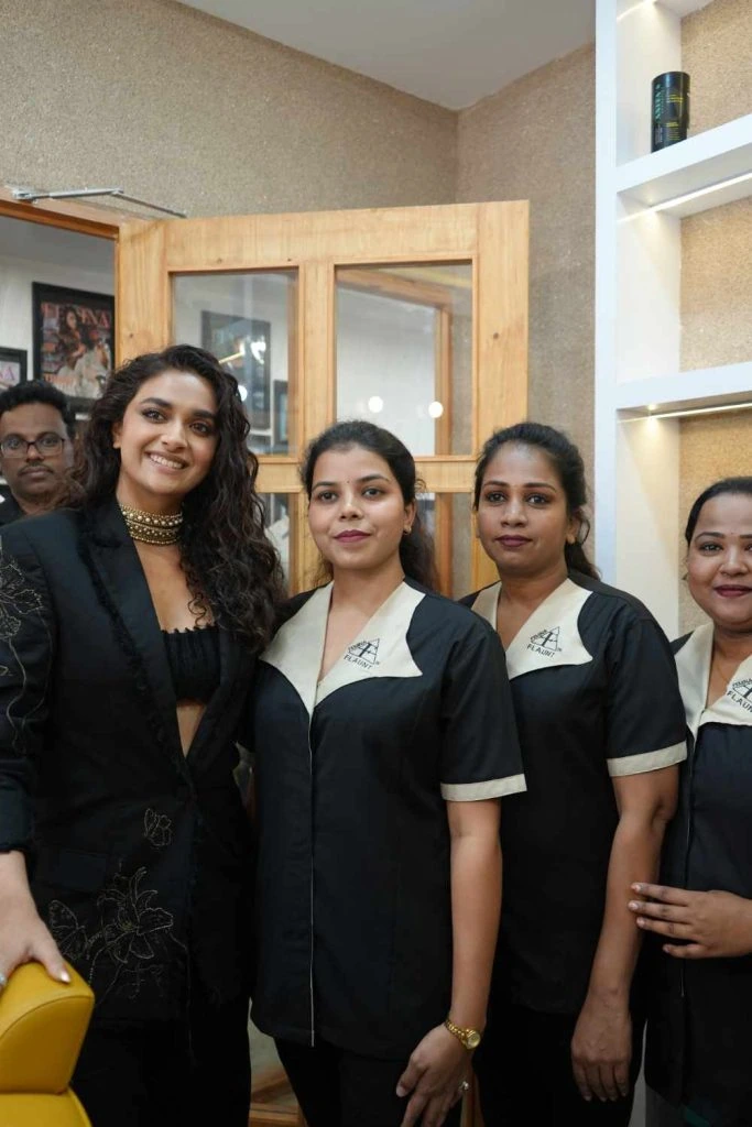keerthi suresh with sikara clinics staff