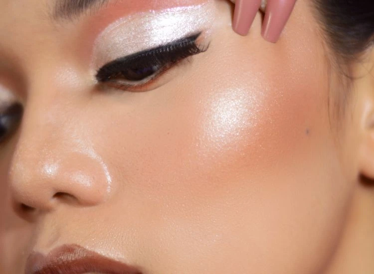 Bold Smokey Eye with Highlighter